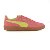 Zapatillas Puma Palermo en color salmón con logo amarillo de mujer